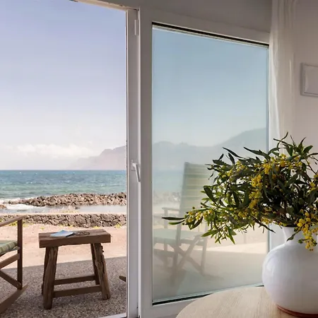 Casa Charcon Bajo, En Primera Linea De Mar - Lanzarote